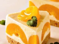 Йогуртовый торт с персиками и лимоном