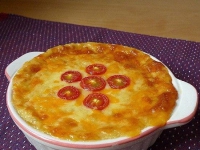 Картофельное пюре, запеченное с сыром, луком и помидорами