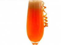 Коктейль из Campari, шампанского и апельсинового сока