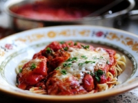 Куриные отбивные в томатном соусе со спагетти