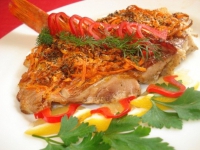 Морской окунь (Люциан) запеченный с карамелизированной морковью и цитрусовым соусом пюре из картофеля, брокколи, грибов и трав.