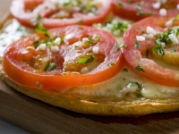 Неаполитанская пицца со свежими помидорами