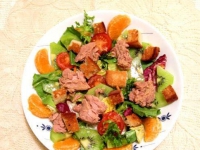 Салат с тунцом, мандаринами и киви в абрикосовом соусе