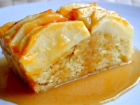 Теплый яблочный пирог под сливочно-карамельным соусом с бренди