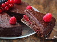 Торт с шоколадом и ягодами